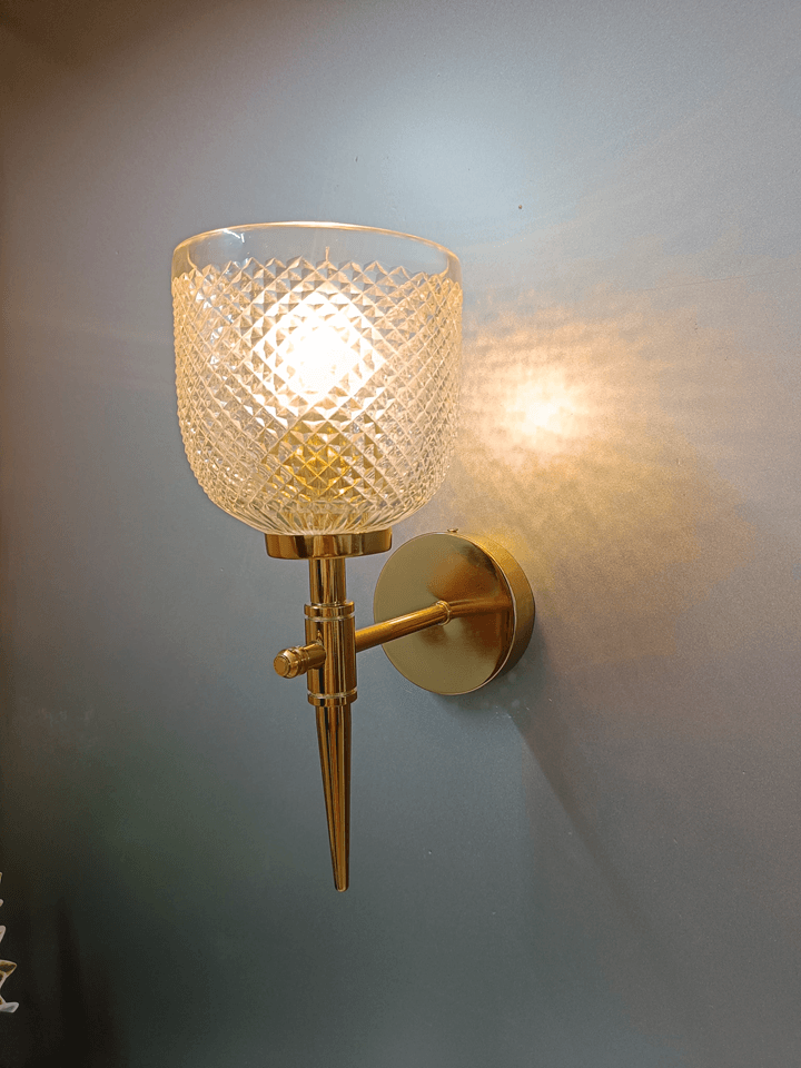 Illuminate your bedroom with the brilliance of this gold PVD wall lamp and its sparkling crystal glass