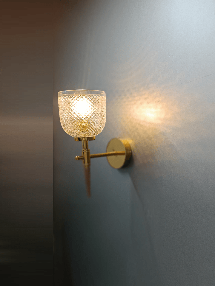 Brighten your bedroom with this gold PVD wall lamp and its exquisite hand-cut crystal glass.