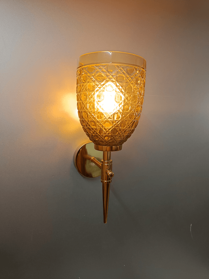 Brighten your sitting room with this gold PVD wall lamp and its exquisite hand-cut champagne glass.