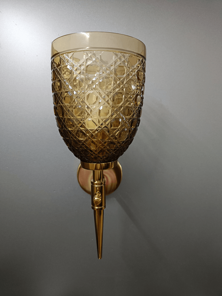 Create a stunning sitting room atmosphere with this gold PVD wall lamp and its sparkling champagne glass.