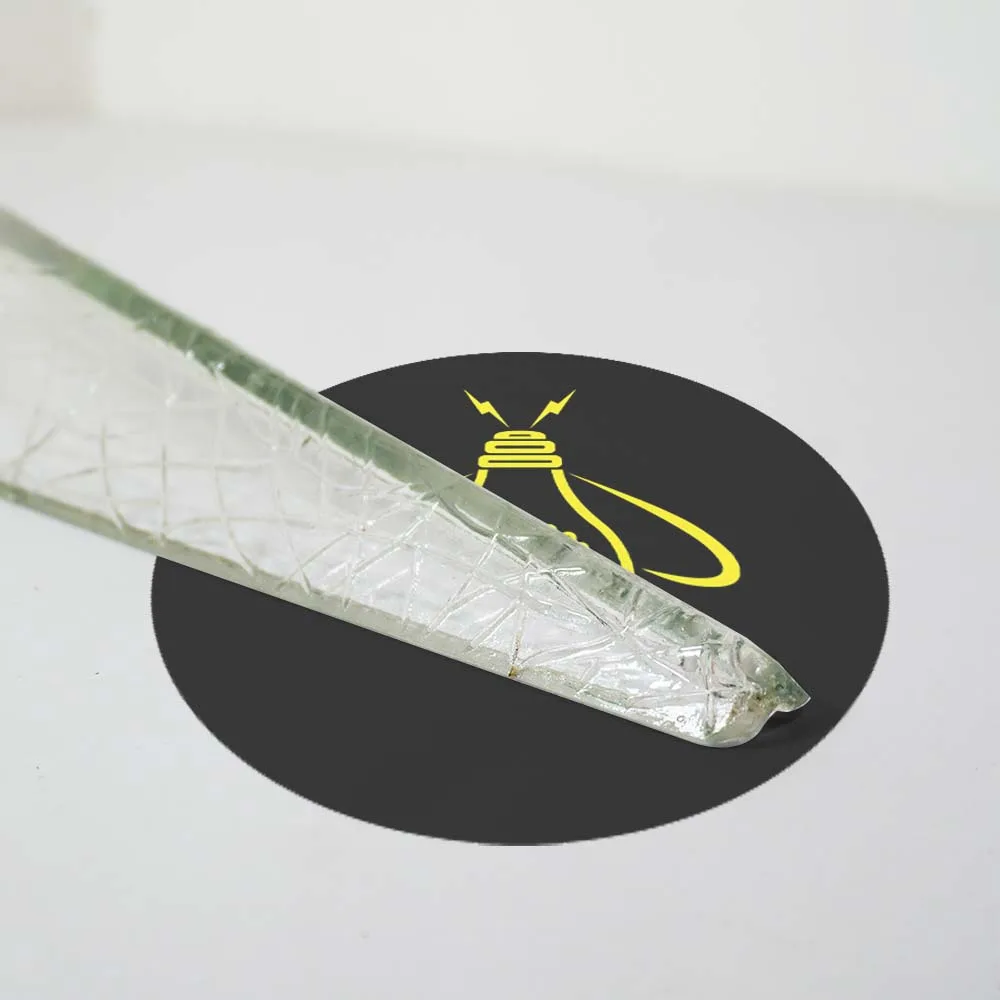 Crystal Edge Glass Bar – 255 mm Clear Borosilicate Chandelier Component (100 Pcs) 2 Close-up of the slim rounded end of a crystal edge glass bar, showing the crackle texture in clear borosilicate glass