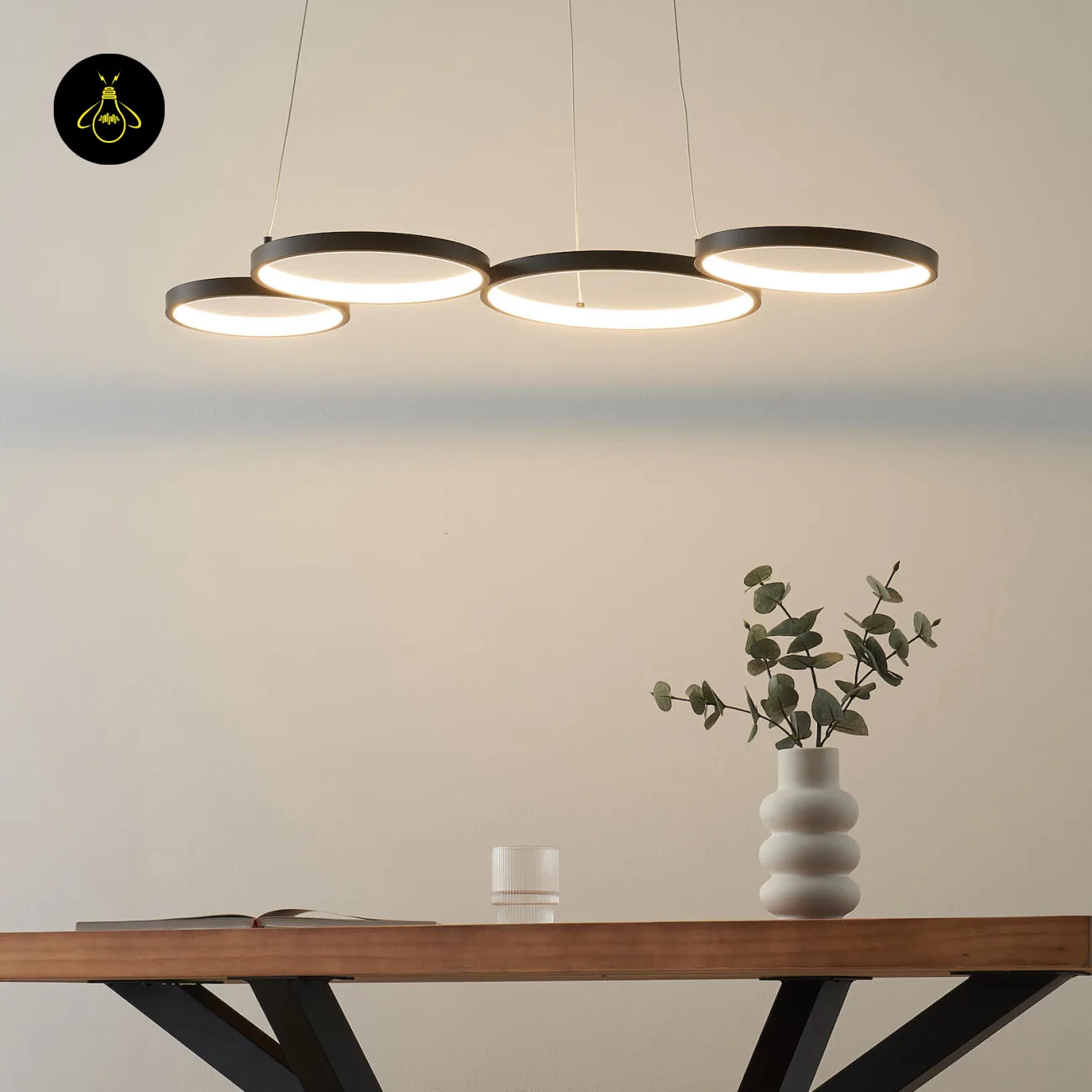 Black Ring Chandelier – Newton 4-Ring LED, 88 cm 12 Black 4-ring LED chandelier installed in a dining room