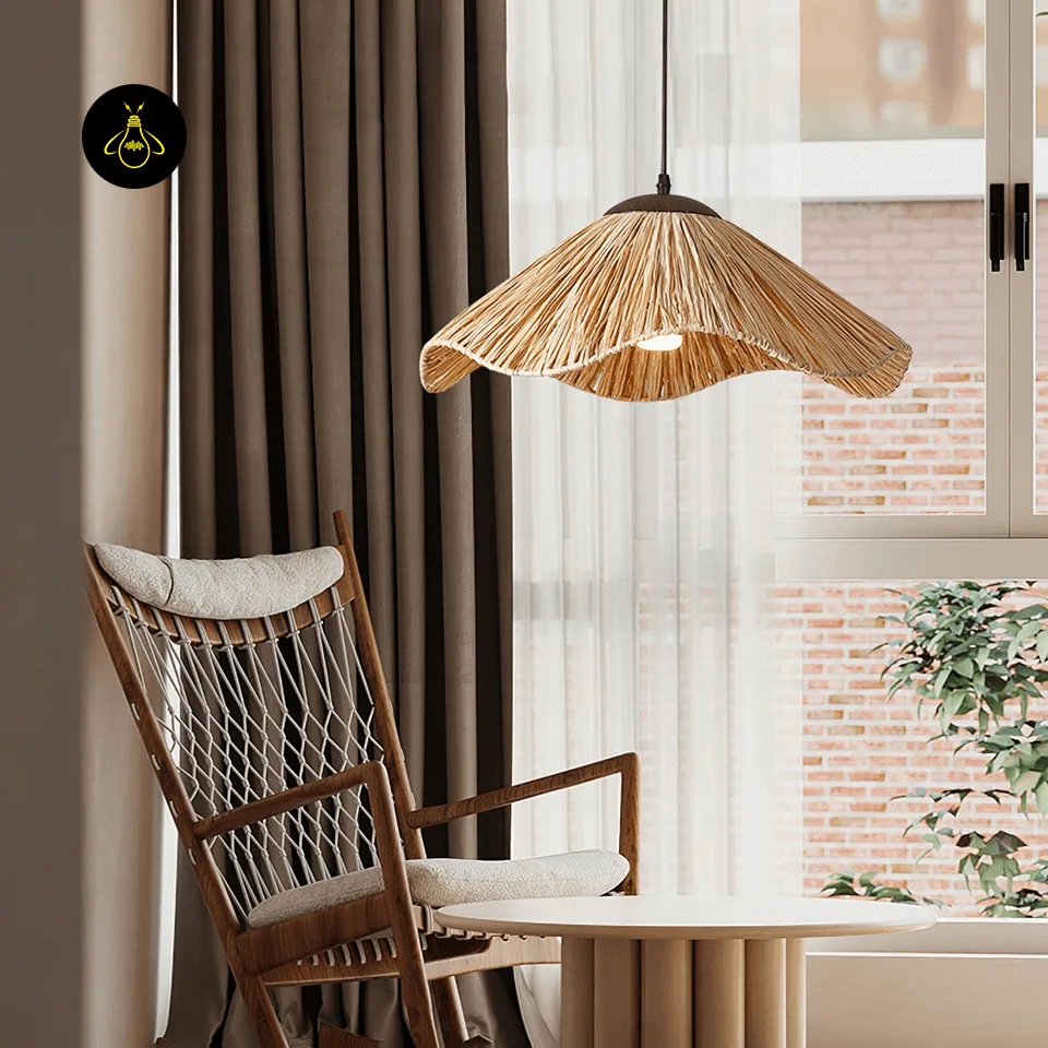 Straw Pendant Light – Handwoven Wavy Natural Shade, 48 cm 4 Handwoven straw pendant light with a wide wavy shade in a living room corner
