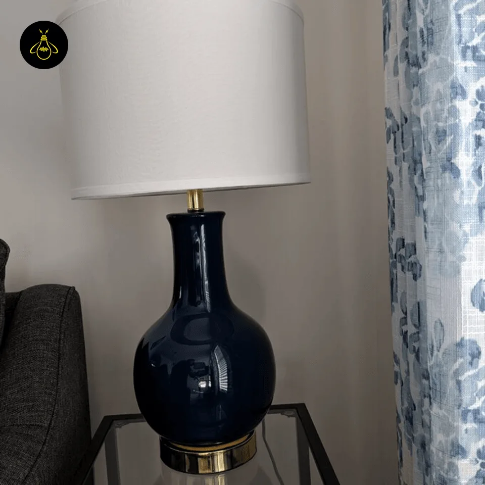 Blue and White Table Lamp – Royal-Blue Glazed Ceramic Gourd Base, 70 cm 4 Blue ceramic table lamp on a bedside table beside floral curtains in a bedroom