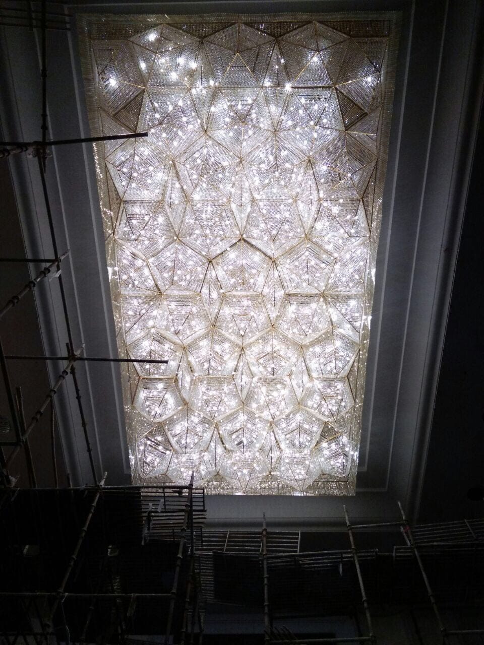 Banquet chandelier Sahibabad: wide view of the geometric crystal ceiling at Zestin Luminary