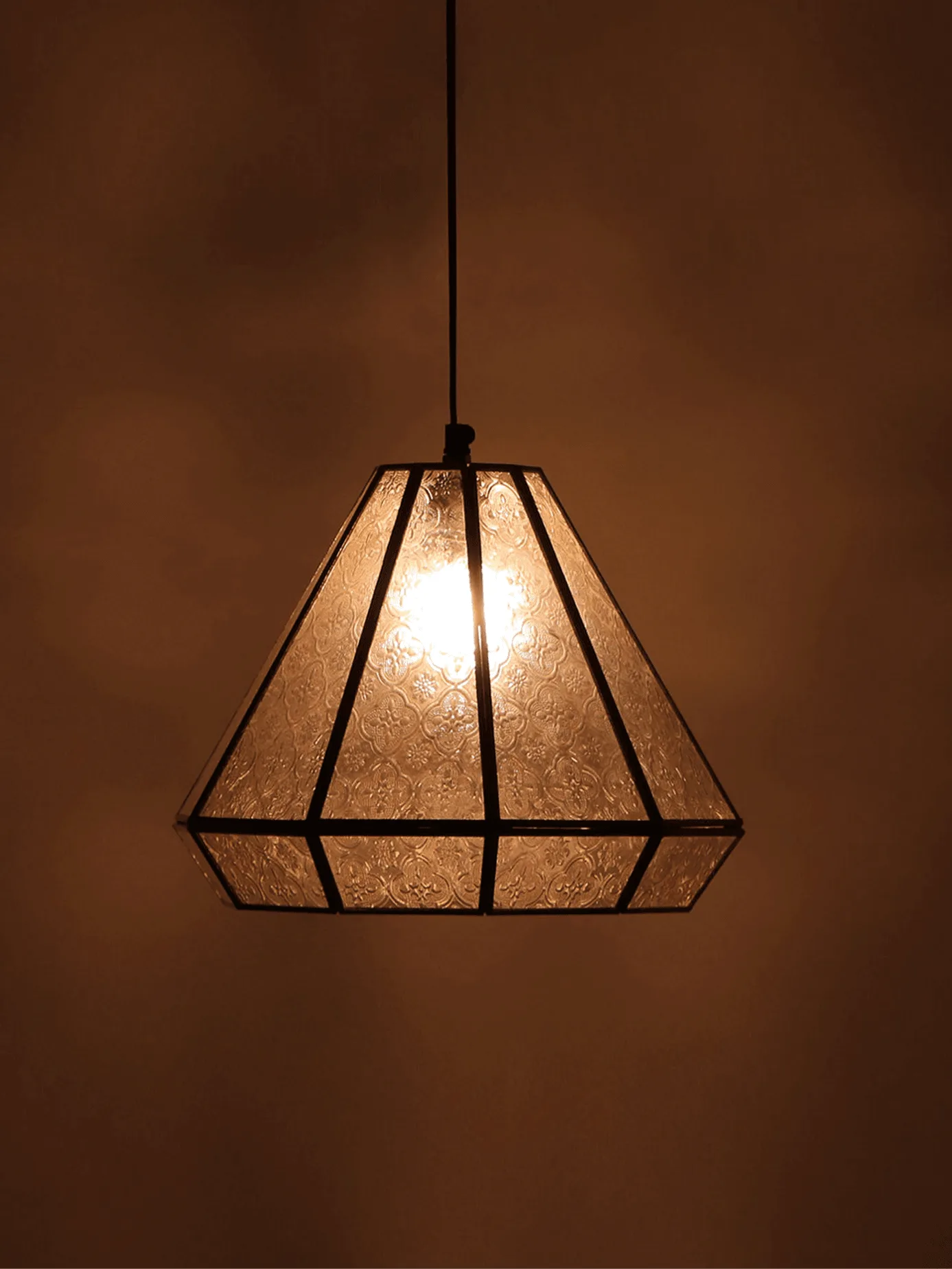 Moroccan Pendant Light – Handcrafted Textured Glass Lantern, 30 cm 1 Moroccan pendant light glowing warm through textured arabesque glass panels in a gold lantern frame