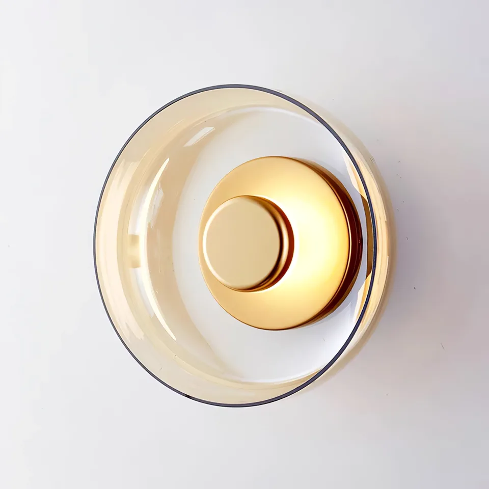 Brass LED Wall Light – Circular Solara 3000K, 23 cm 5 Solara brass LED wall light mounted in a living room