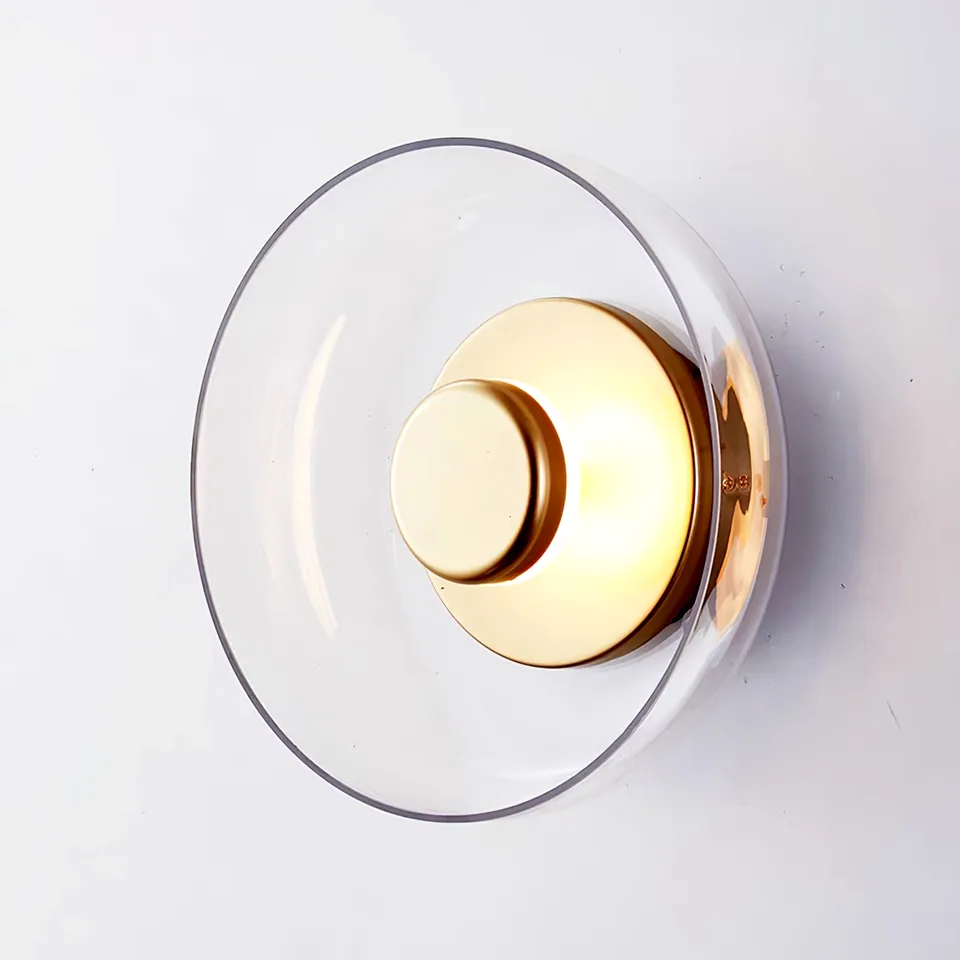 Brass LED Wall Light – Circular Solara 3000K, 23 cm 6 Circular brass LED wall sconce in a bedroom