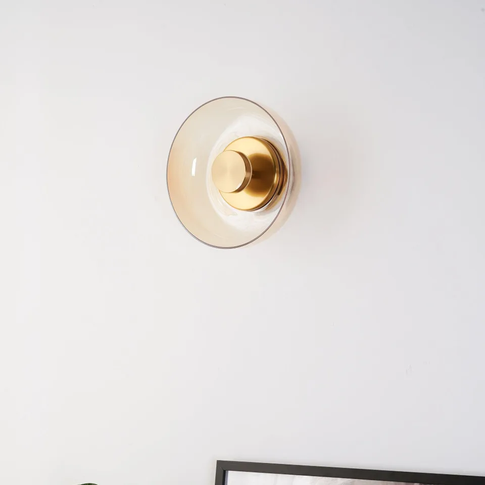 Brass LED Wall Light – Circular Solara 3000K, 23 cm 8 Integrated LED detail of the brass circular wall light