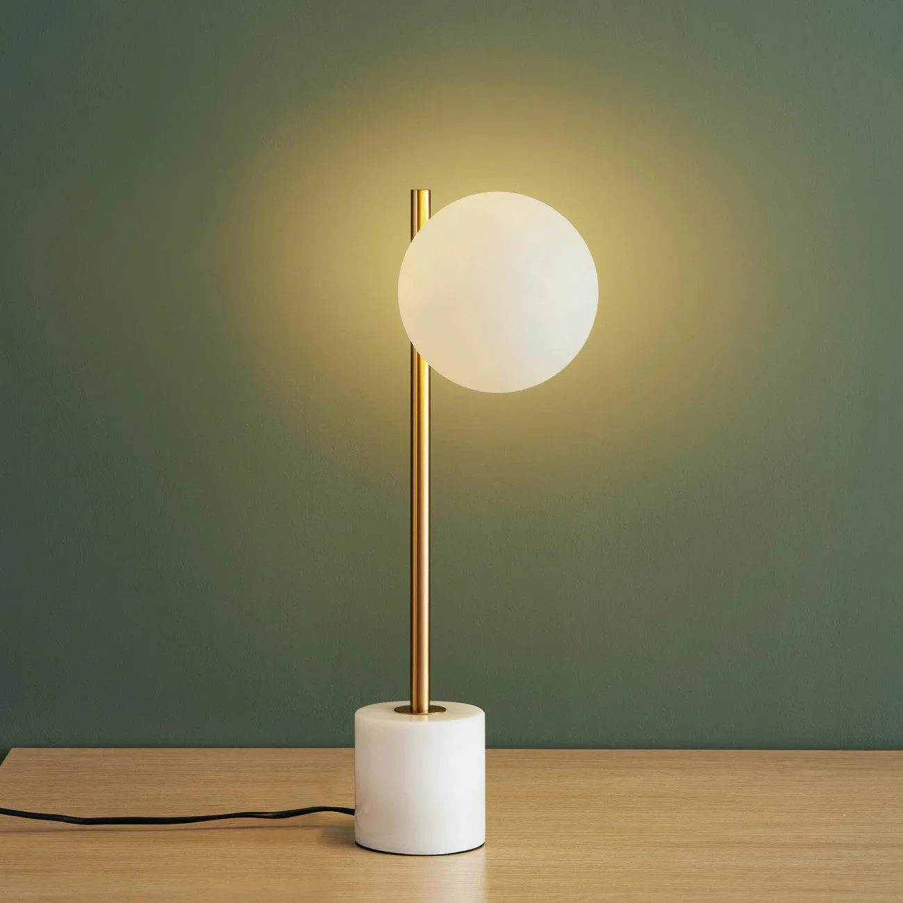 Marble Table Lamp with Opal Glass Globe – Brass Finish, 34 cm 4 Contemporary marble table lamp with opal borosilicate glass globe in a hotel room