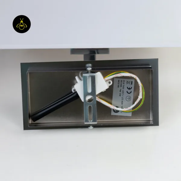 Back of the wall lamp with shade backplate: mounting bracket, terminal block and E27 40 W IP20 label