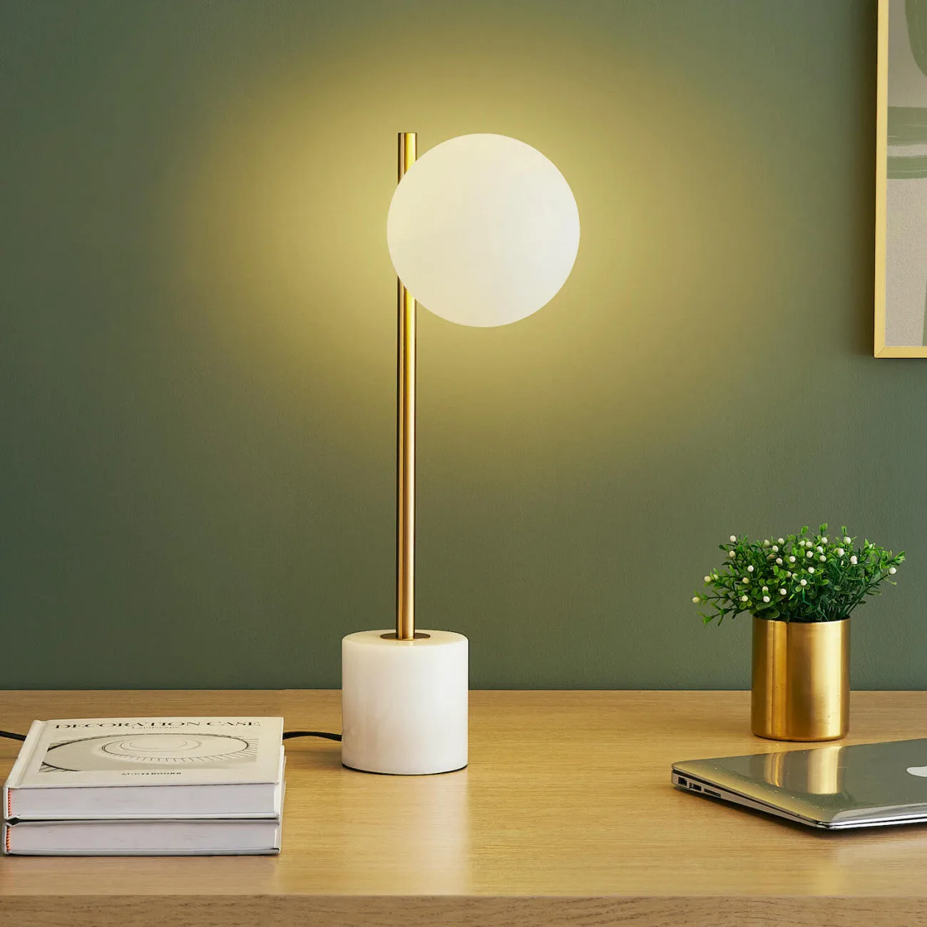 Marble Table Lamp with Opal Glass Globe – Brass Finish, 34 cm 9 Modern marble table lamp with a brass arm and opal borosilicate glass globe