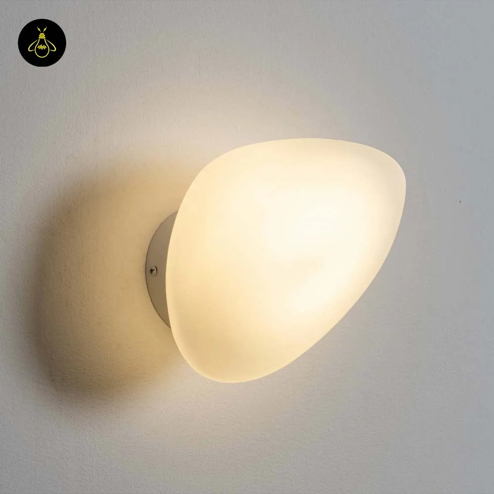 White Opaline Wall Light – Veglia 25 cm Glass Disc 4 White LED wall light with white matte opaline glass in a hotel guest room