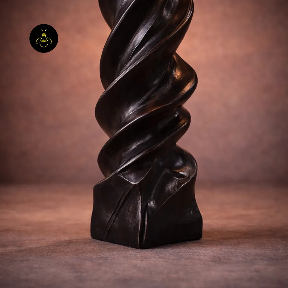 Spiral Wood Table Lamp – Barley-Twist Carved Base, 72 cm 6 Spiral wood table lamp base detail with linen shade and warm walnut finish
