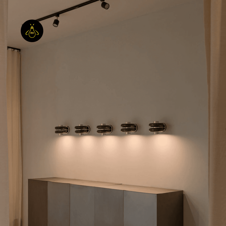 Green Marble Wall Light – Compact 16 cm Twin-Band | Verde Duo 8 Green marble wall lights installed in a row on a feature wall