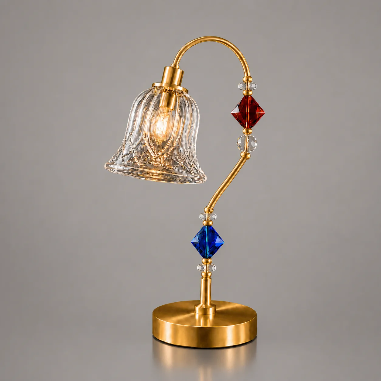 Single Glass Table Lamp — Cut Glass Bell Sconce 2 Single glass table lamp on grey background — satin gold arc arm, Ø120 mm diagonal-lattice cut-glass bell shade lit with E14 filament bulb