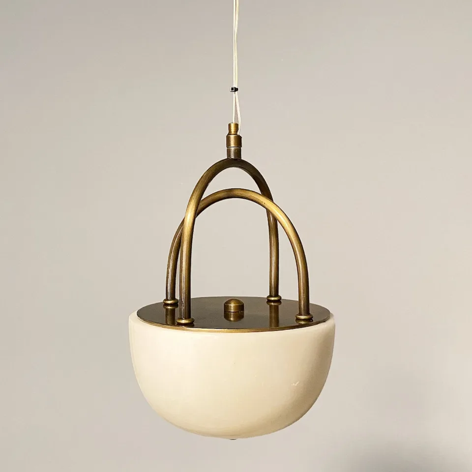 Alabaster Bowl Pendant Light – 18 cm Brass Cradle | Jagmag Lights 4 Close-up of the crossed brass arches and brass cap plate on the alabaster bowl