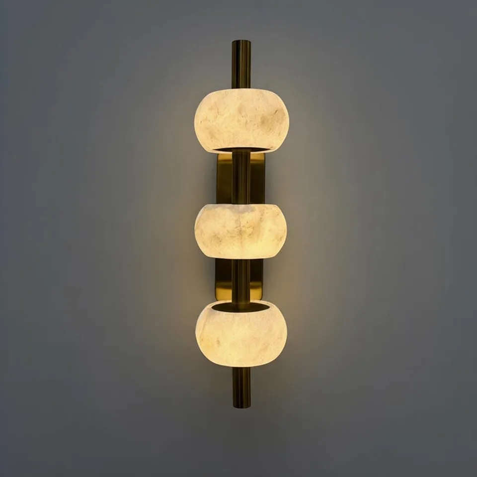 Luxury Wall Light – Three Alabaster Beads, Brass Finish, 38 cm 2 Three lit alabaster beads stacked on a slim brass-finish wall light